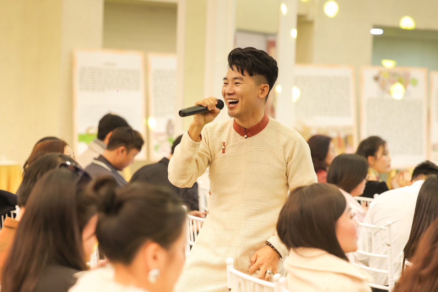 Ca sĩ Việt Tú biểu diễn những ca khúc sôi động.