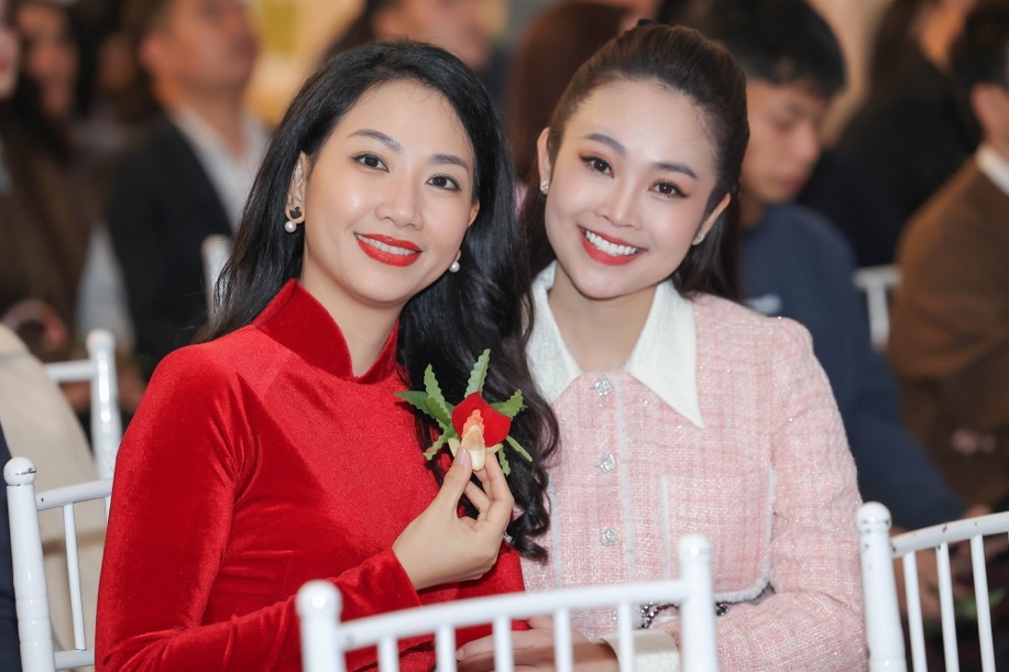 amp;#34;Vằng vặc trăng quêamp;#34;: Cuốn tản văn về vẻ đẹp của người mẹ - sáng ngời, trong trẻo và đức độ - 8