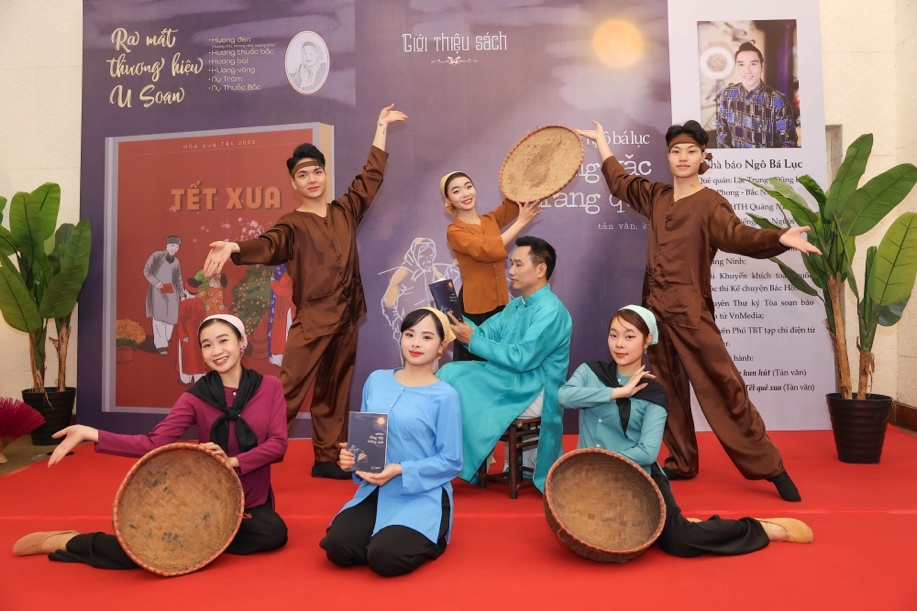 Nhà báo Ngô Bá Lục mới phát hành cuốn sách Vằng vặc trăng quê.