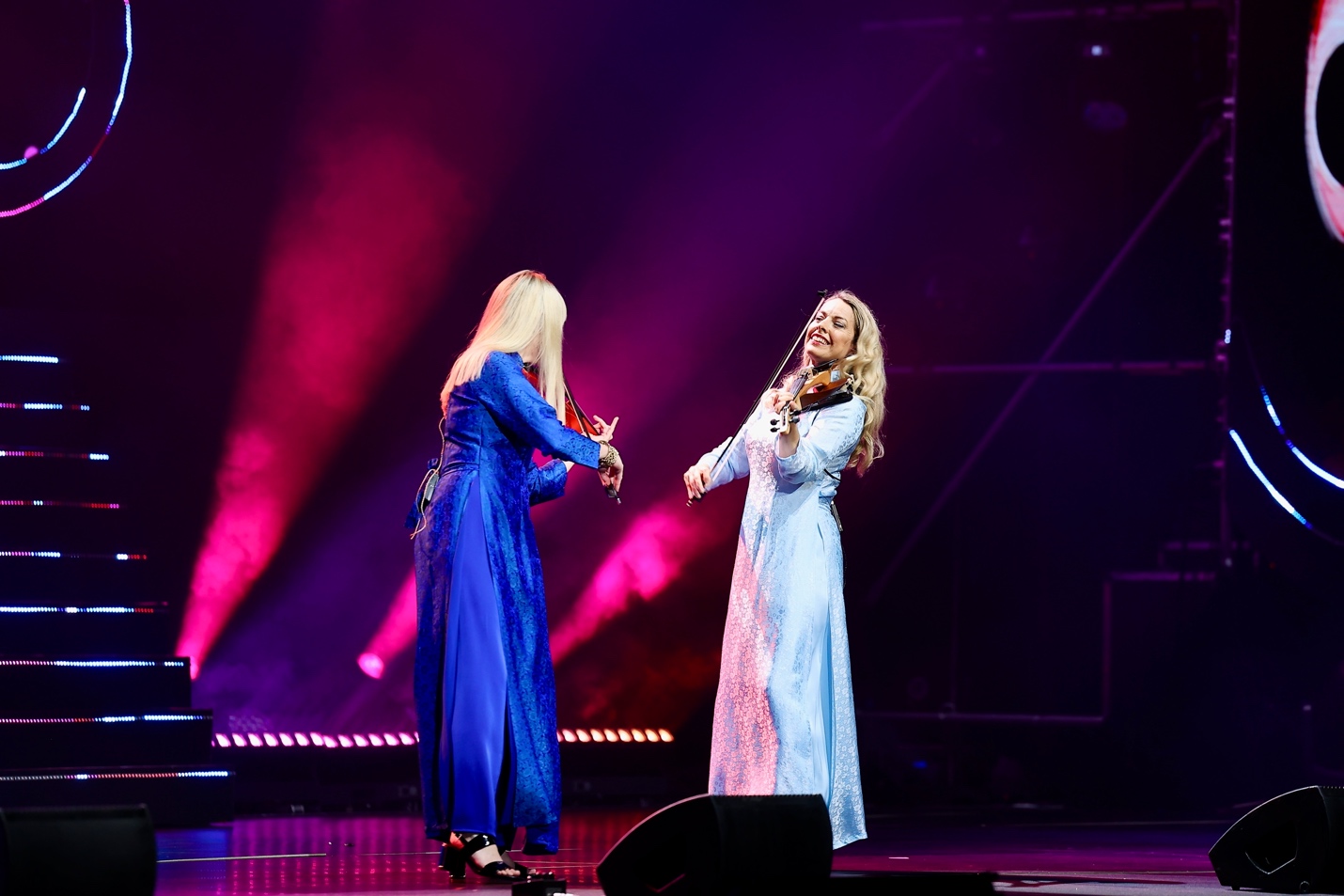 Vẫn là Bond đầy năng lượng và bốc lửa, nhưng lần này rất khác trong trang phục áo dài vô cùng kín đáo.