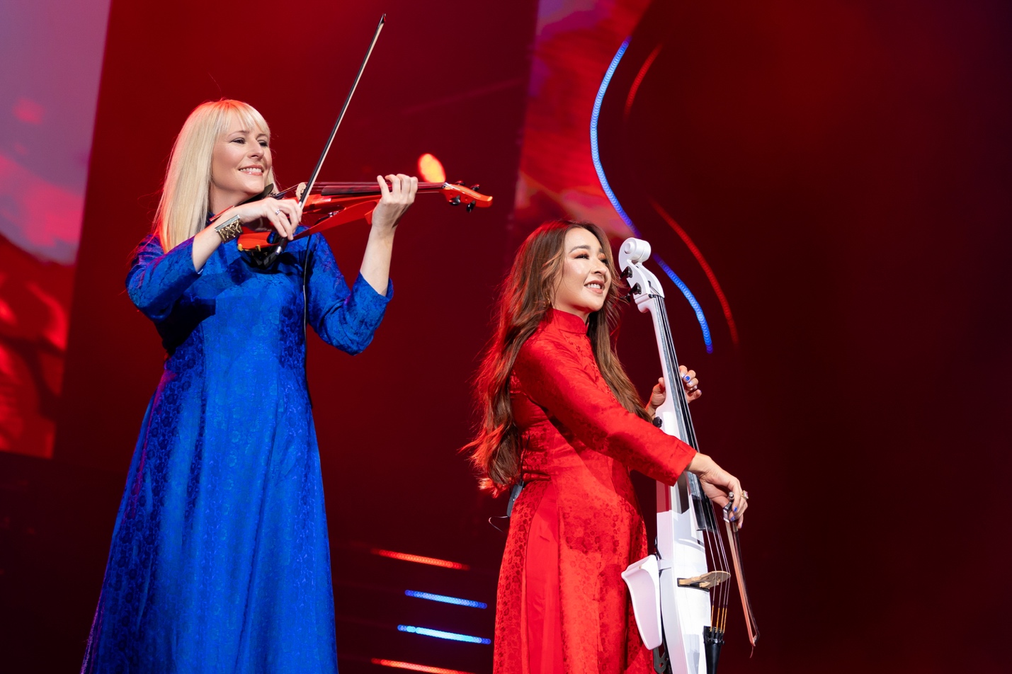 Sân khấu Bond Live in Vietnam bắt mắt với tông màu nóng để phù hợp với âm nhạc bùng nổ của nhóm.