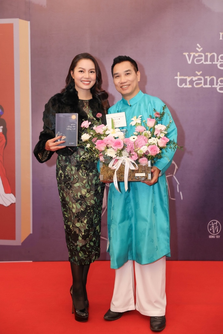 Ca sĩ Nguyễn Ngọc Anh tới chúc mừng đàn anh.