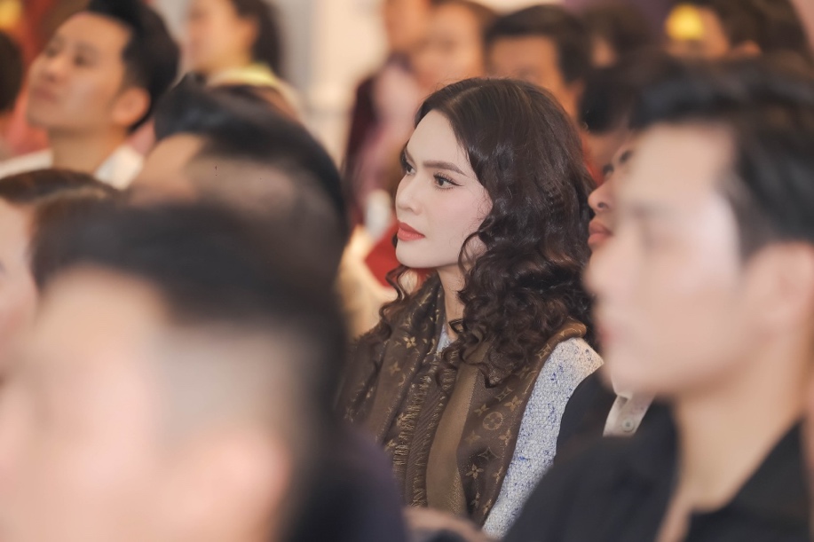 Nhiều gương mặt nổi tiếng có mặt ủng hộ nhà báo Ngô Bá Lục ra mắt cuốn tản văn thứ 3.