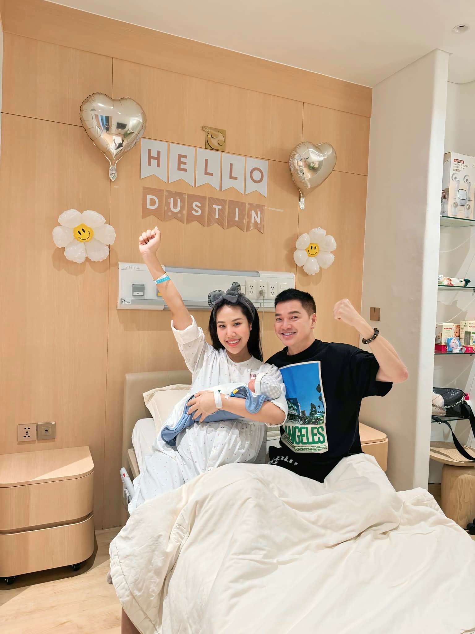 Quang Minh đón con trai với bạn gái kín tiếng.