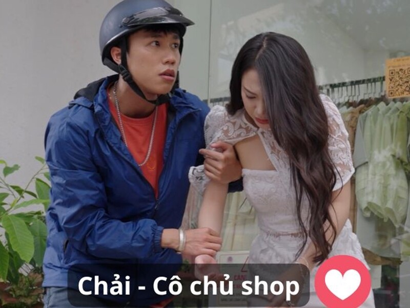 Cụ thể ở tập 45 Đi Giữa Trời Rực Rỡ, chàng thiếu gia sa cơ lỡ vận Chải (Long Vũ) đang đi ship hàng thì thấy 1 cô gái xinh đẹp chạy theo níu kéo người yêu nhưng lại bị đẩy ngã. Thấy vậy, Chải vội xuống xe đỡ cô và yêu cầu gã kia đừng có đụng chân tay với phụ nữ.