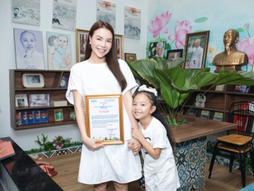 Trà Ngọc Hằng cùng con gái Sofia đi trao quà từ thiện trước thềm giáng sinh