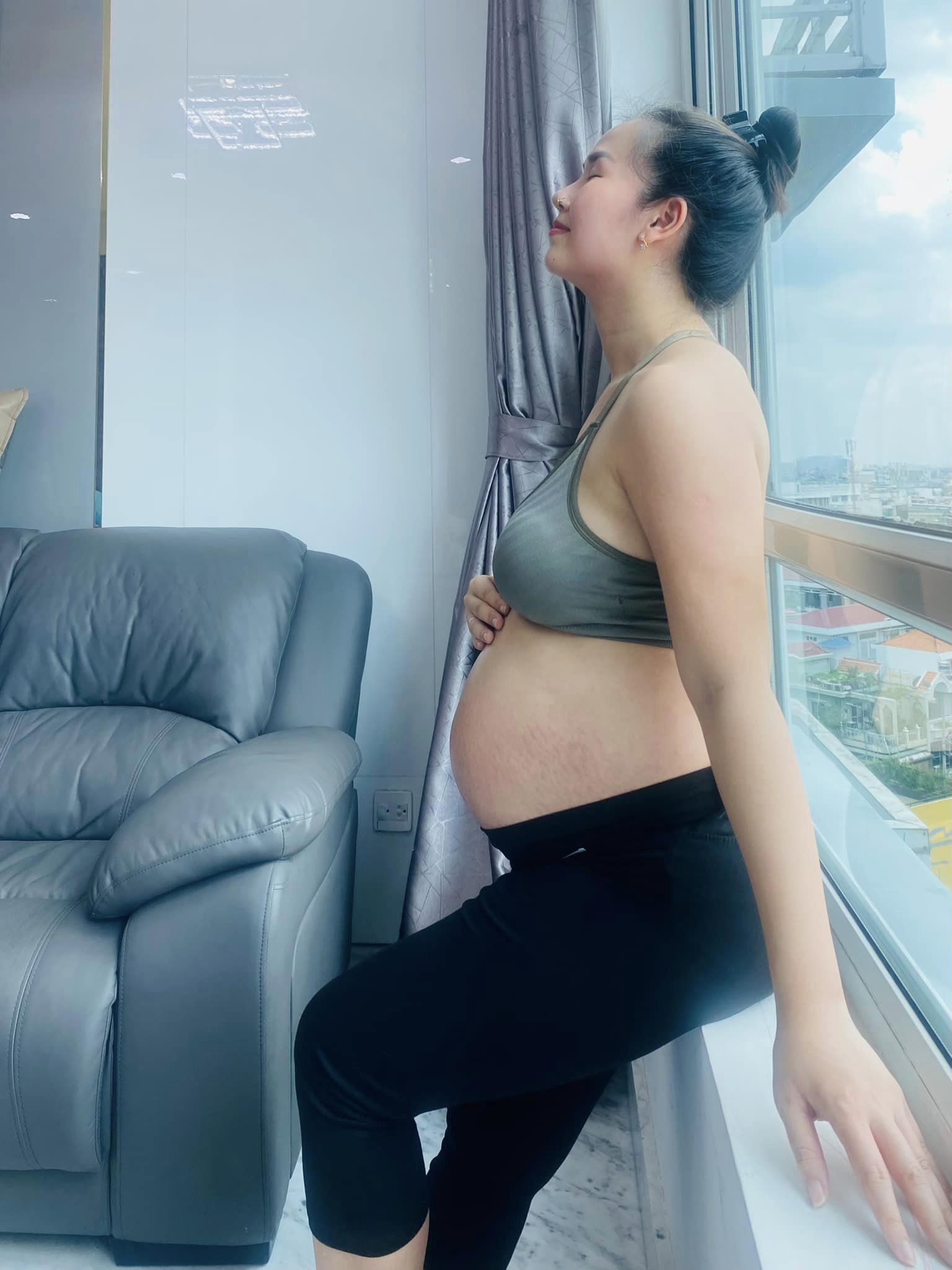 Võ Hạ Trâm tập luyện Yoga suốt thai kỳ.