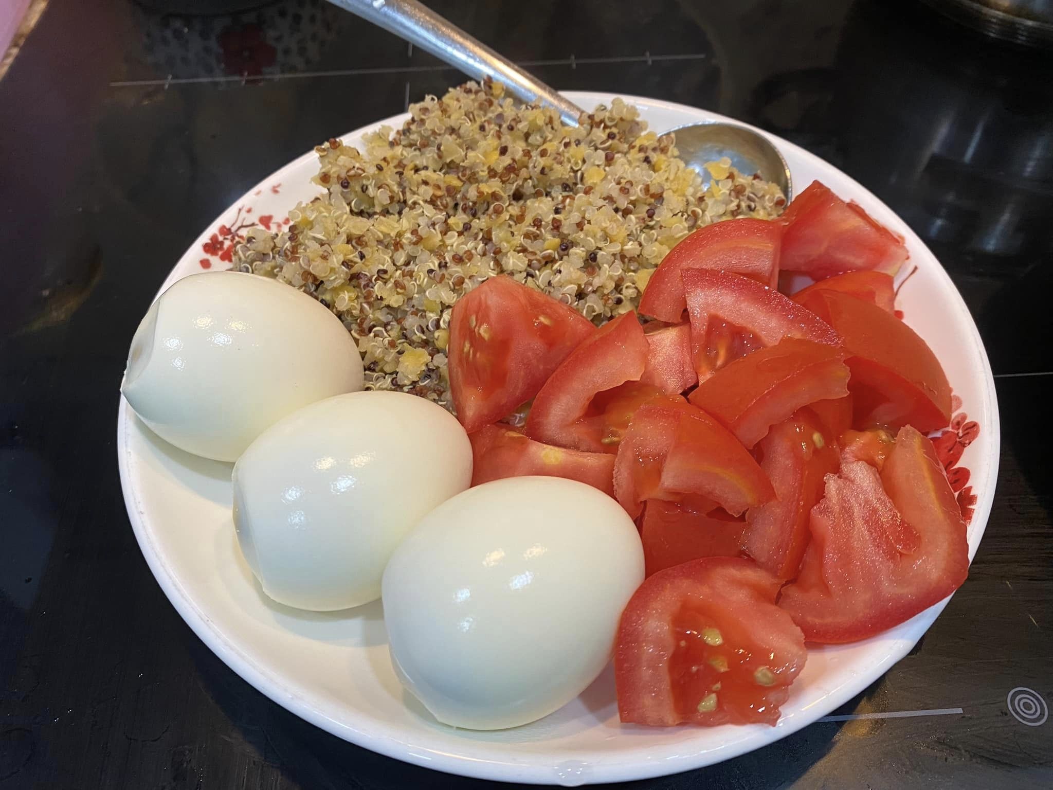 Hạt quinhoa kèm đậu lăng đỏ luộc, trứng luộc ăn kèm cà chua