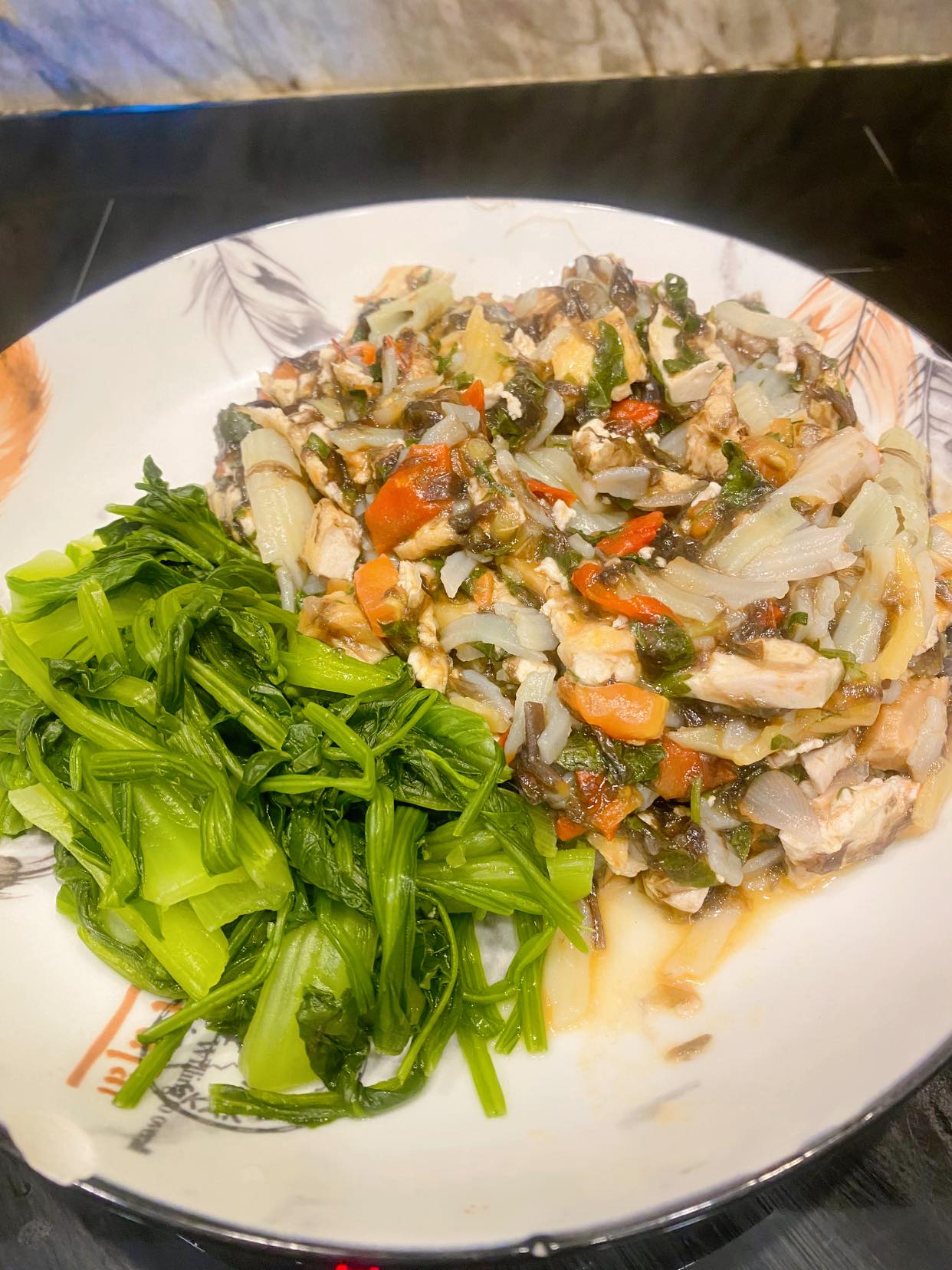 Nui rau củ xào thập cẩm là món ăn quen thuộc trong thai kỳ của Võ Hạ Trâm.