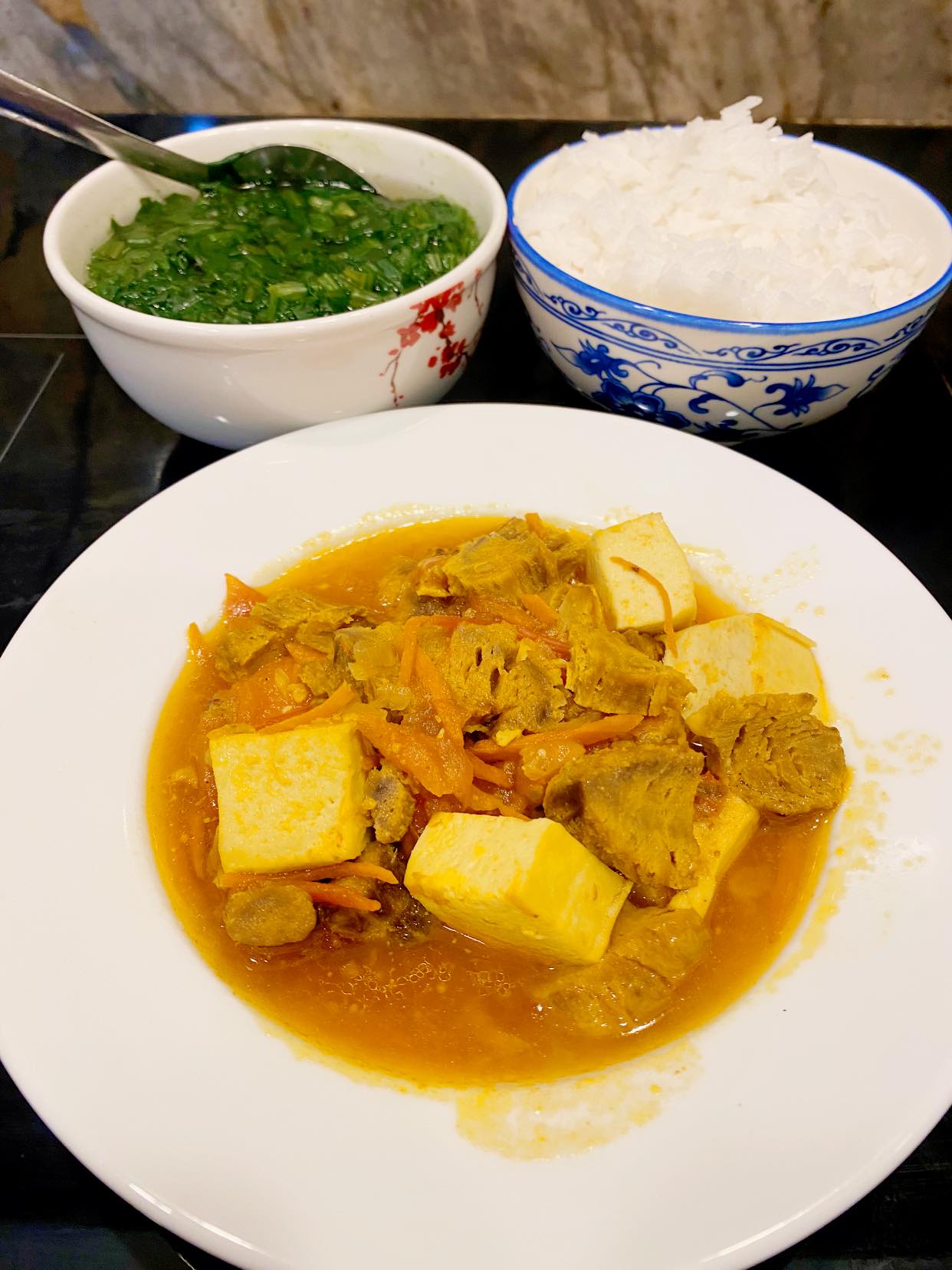 Cơm đậu hũ sốt cà kèm canh rau.