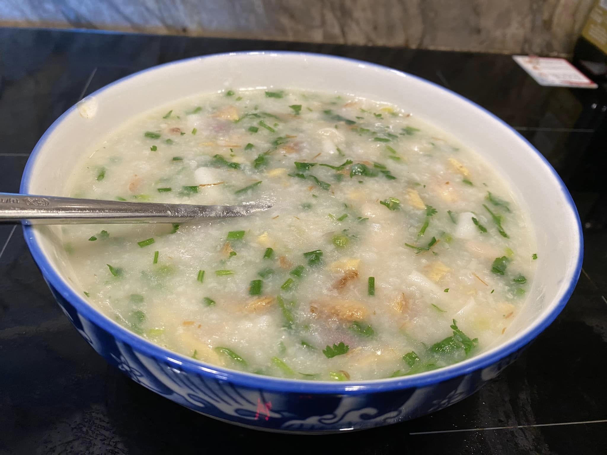 Món cháo nấu với nấm hầu thủ, nấm linh chi, hạt sen, đậu Hà Lan, đậu đỏ, đậu trắng.