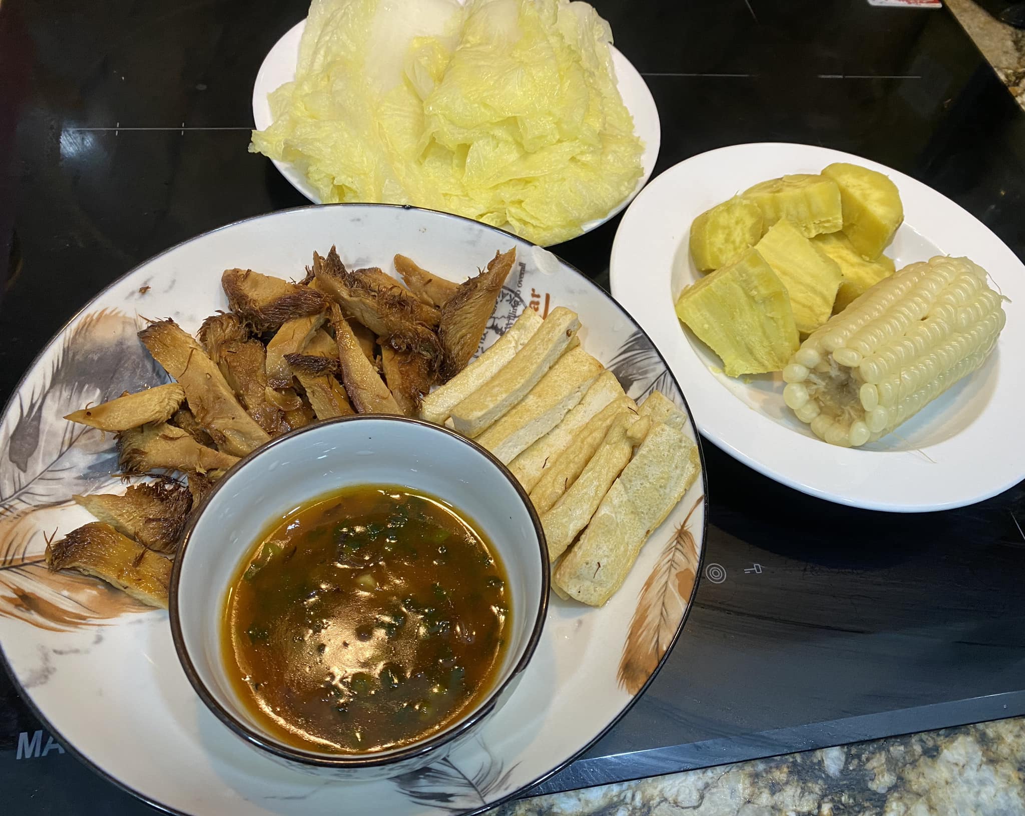 Cải thảo hấp cuốn cùng nấm hầu thủ và đậu hũ áp chảo, ăn với khoai và bắp luộc.