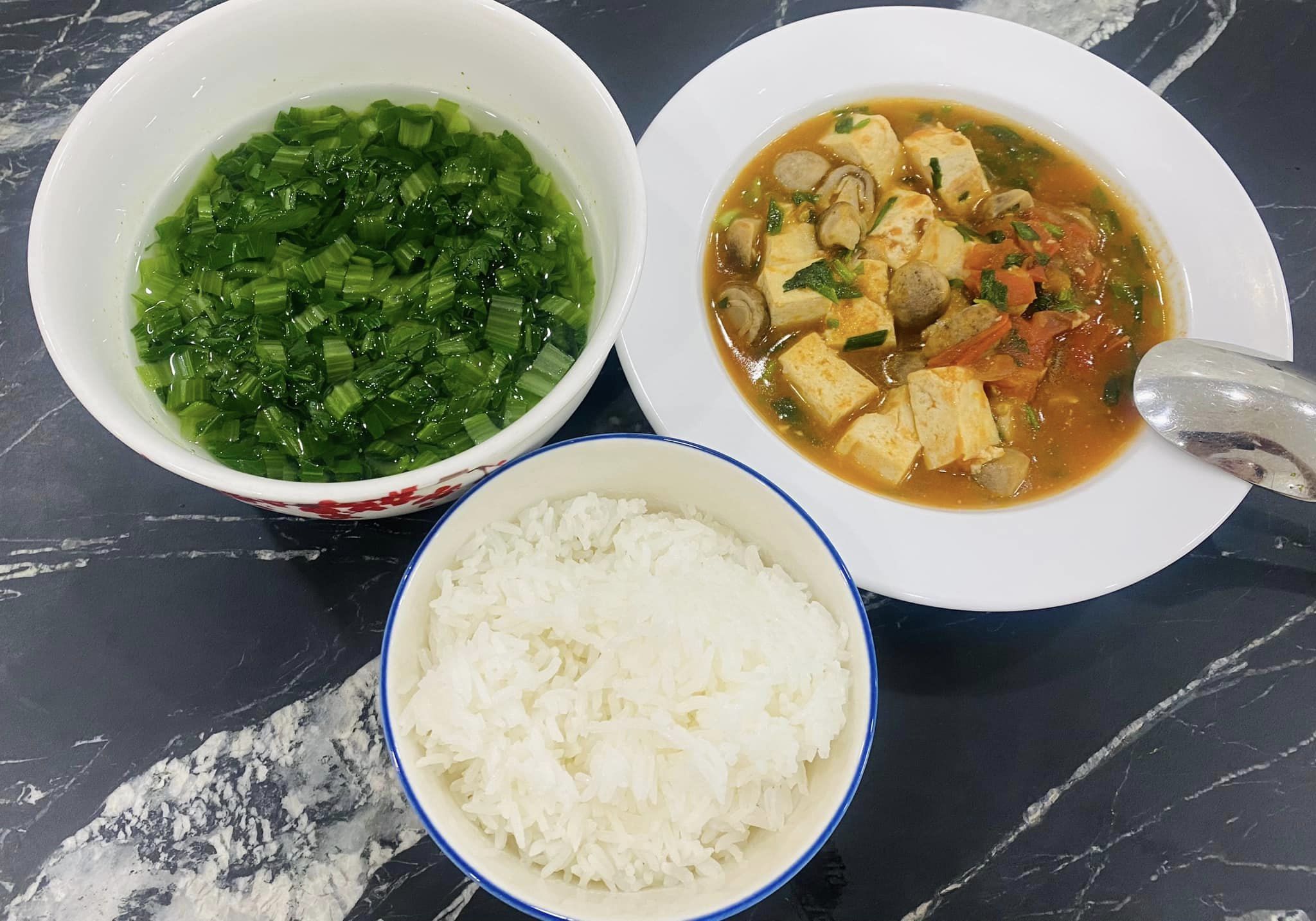 Cơm đậu hũ sốt cà cùng nấm thơm ngon, canh rau cải.