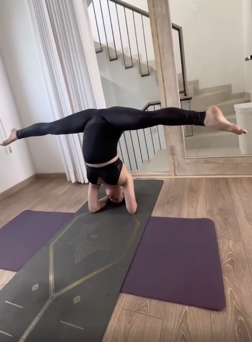 Phương Trinh Jolie tập yoga với những bài tập khó.