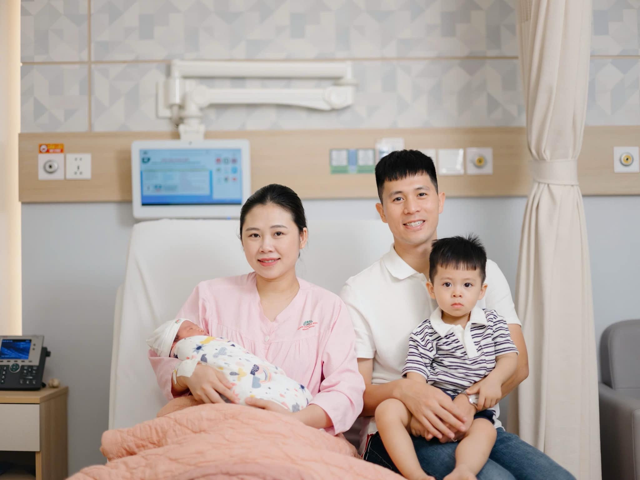 Hot girl Điện Biên hạ sinh ái nữ với cầu thủ điển trai nhất nhì đội tuyển Việt Nam, mẹ bỉm gây sốt với vẻ đẹp mộc mạc - 1