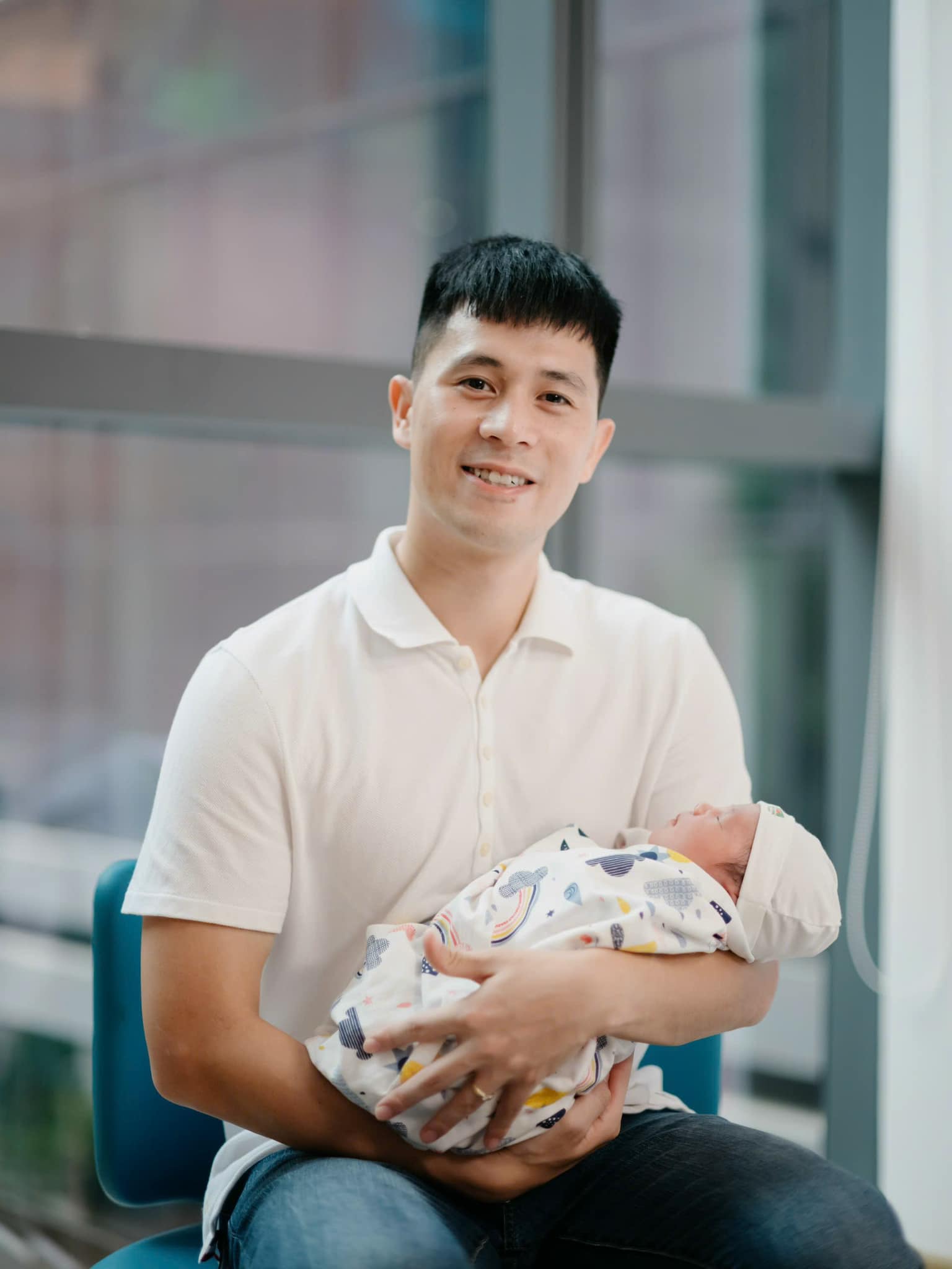 Trần Đình Trọng bế ái nữ mới chào đời.