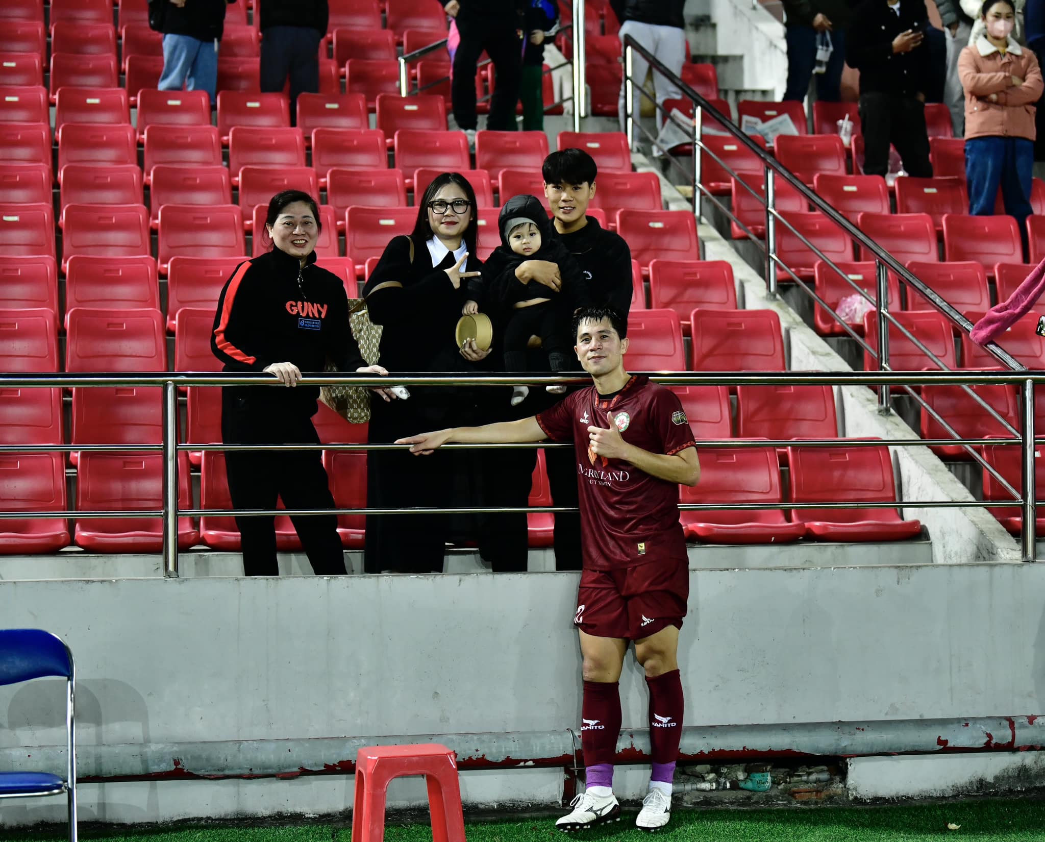 Trần Đình Trọng hạnh phúc khi có bà xã và con trai ra sân cổ vũ bóng đá.