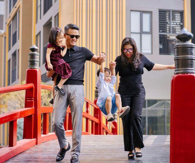 Vợ chồng chị Hoà cùng hai bé Đan Linh, Gia Huy - trái ngọt sau gần 2 thập kỷ chờ đợi. Ảnh: NVCC