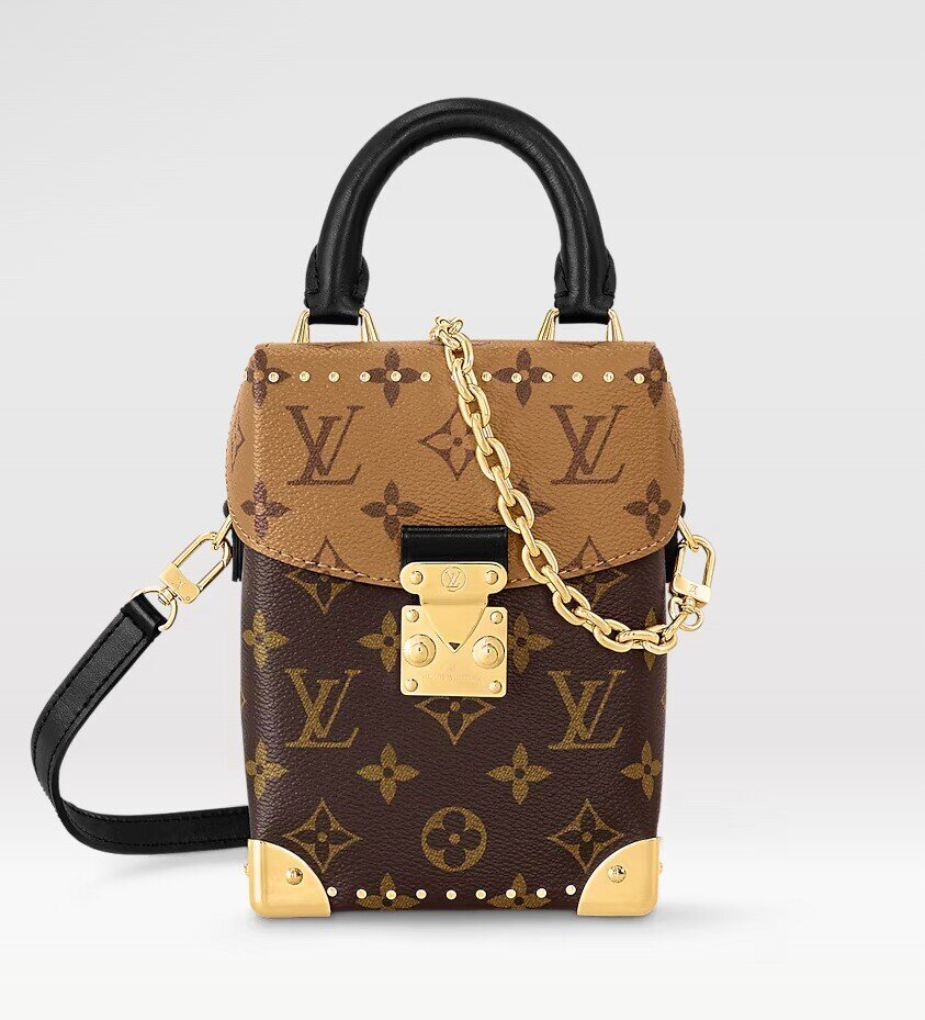 Trong bộ sưu tập hàng hiệu của Doãn Hải My còn có túi Louis Vuitton Camera Box 3.450 USD (hơn 87 triệu đồng). Món đồ được cô mix cùng set đồ thun trắng giá rẻ nhưng đẹp miễn chê.