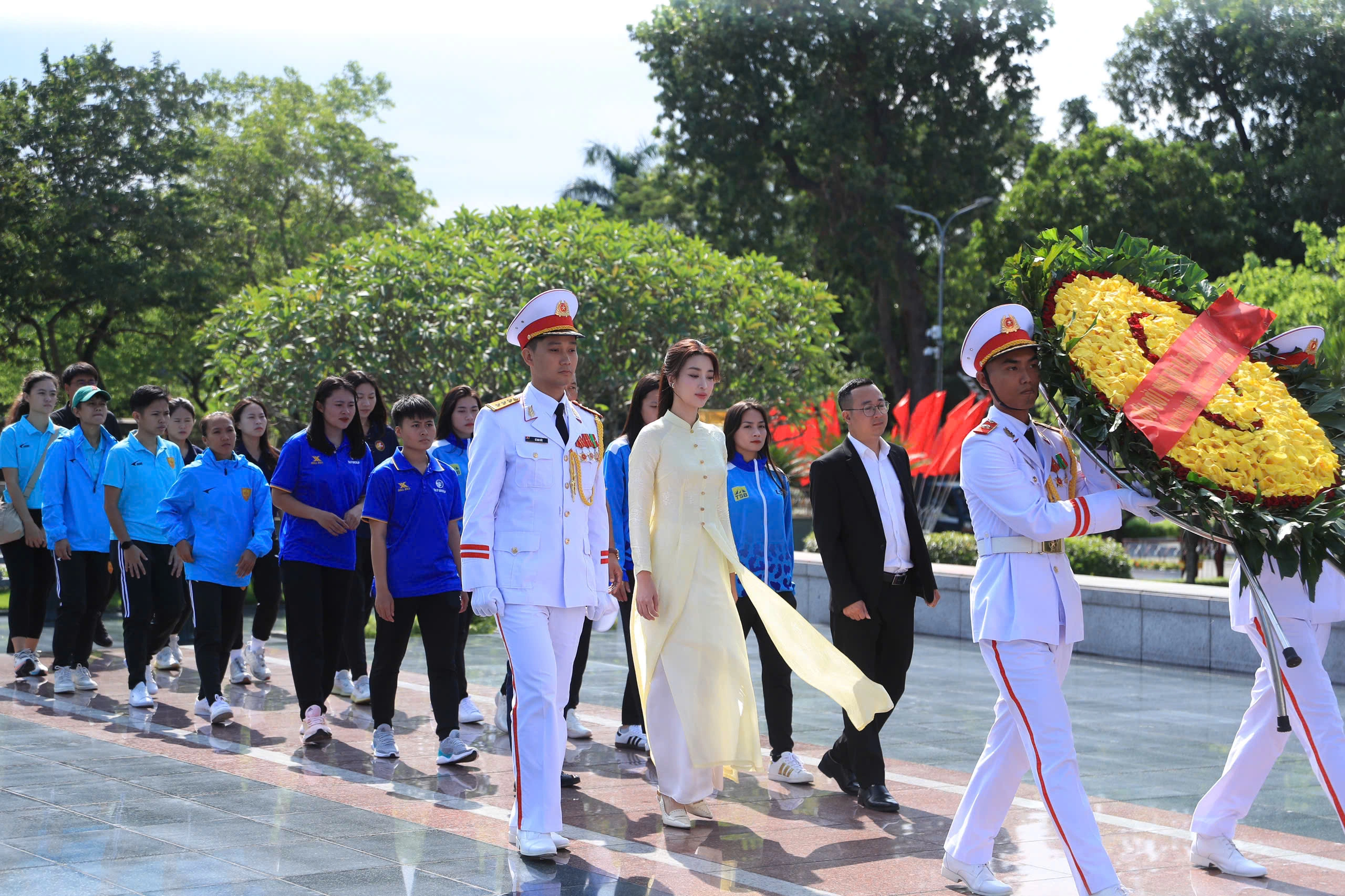 Nàng hậu ăn mặc tinh tế, trang điểm và làm tóc đơn giản mà vẫn tôn được nhan sắc trời ban.