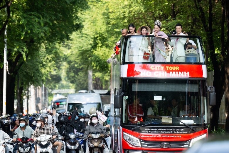 Thanh Thuỷ hạnh phúc đứng chào khán giả chạy theo xe bus.