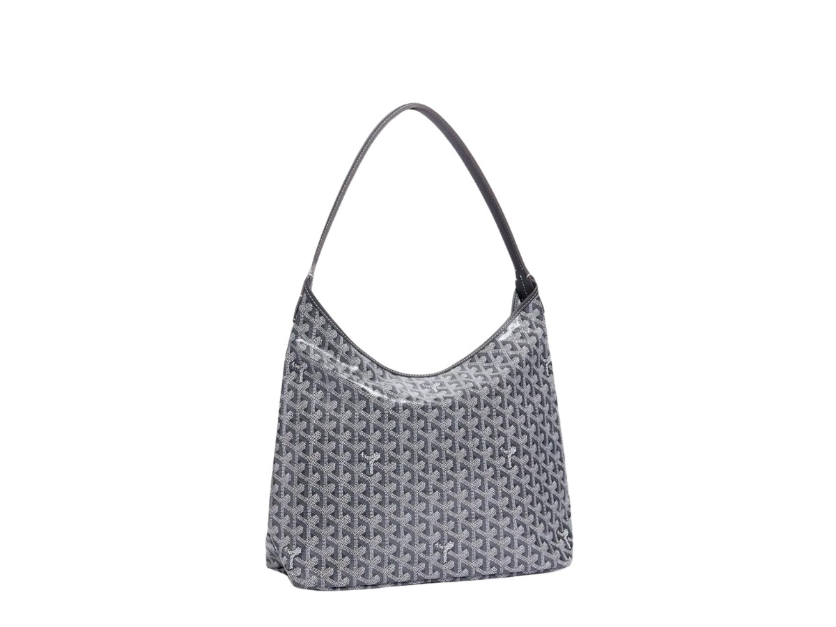 Set đồ đơn giản được bà mẹ một con mix cùng chiếc túi Goyard Bohème Hobo Bag Grey có mức giá gần 100 triệu đồng để thêm phần thời thượng. 