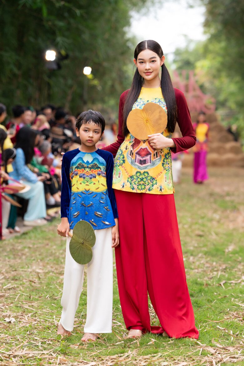 Linh Đan cũng xuất hiện trong tà áo bà ba duyên dáng của NTK, diễn cùng người đẹp Trần Quyên. 