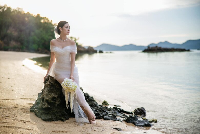 Khánh Vân khoe đường cong mỹ miều với chiếc đầm cưới bằng voan xuyên thấu, giúp cô thêm quyến rũ hơn bao giờ hết.