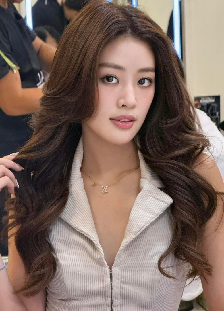 Hoa hậu Khánh Vân nhuộm lại màu tóc mới và thử mẫu tóc uốn xoăn bồng bềnh tự nhiên để thêm ngọt ngào khi làm cô dâu.