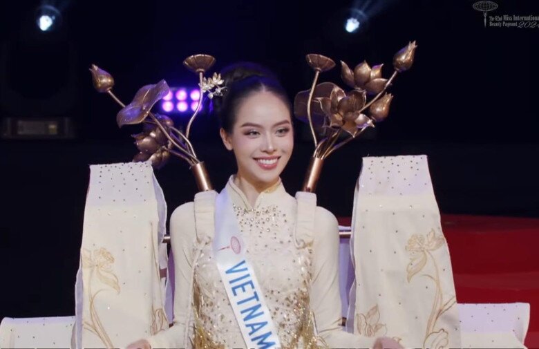 Hoa Hậu Thanh Thủy trình diễn National Costume Trang phục dân tộc tại Chung kết Hoa Hậu Quốc Tế 2024 - Miss International 2024.