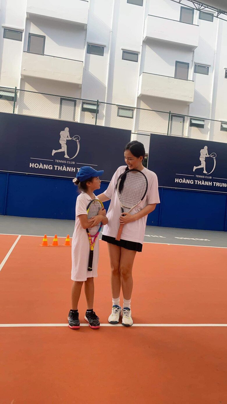 Mai Phương Thúy lựa chọn chân váy ngắn màu đen phối cùng áo thun phom rộng khi đi đánh tennis. Người đẹp còn tinh tế chọn quần bảo hộ cùng màu với váy và có độ dài vừa phải giúp cô tự tin khi hoạt động mà không sợ hớ hênh.