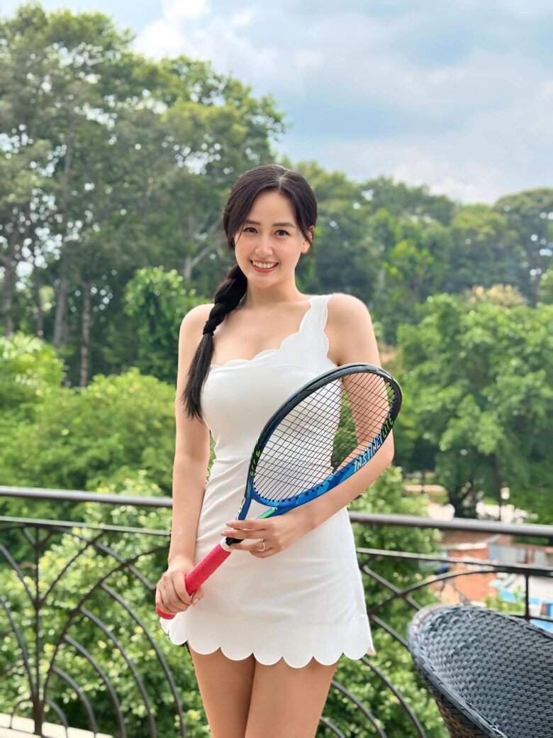 Mai Phương Thúy được khen hết lời khi đi đánh tennis với chiếc váy màu trắng tinh khôi ngọt ngào mà không kém phần năng động.