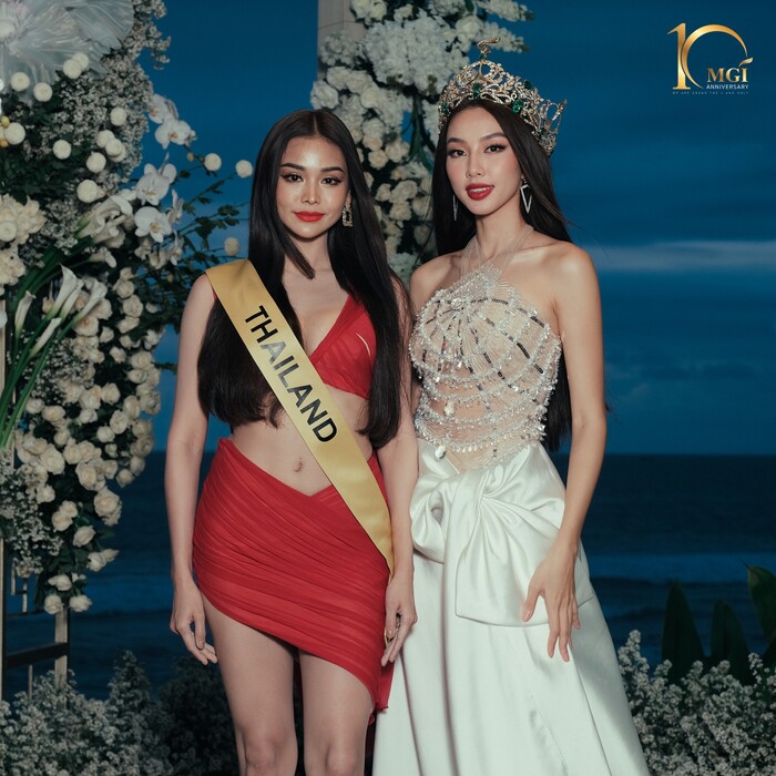 Dẫu vậy, nàng hậu giàu có nhất đế chế Miss Grand International chính là Engfa Waraha, đàn em của Thuỳ Tiên.