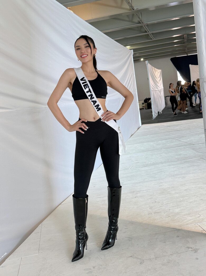 Nàng hậu mang boot cao gót để có thể catwalk thử trên sân khấu của Miss Universe, từ đó tính toán đường dây trình diễn hợp lý.