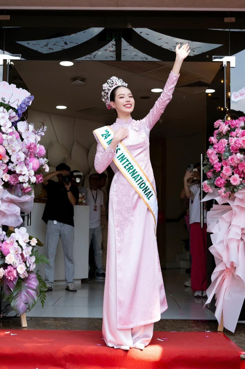 Nàng hậu với tà áo dài làm rạng danh nước nhà trên đấu trường quốc tế.