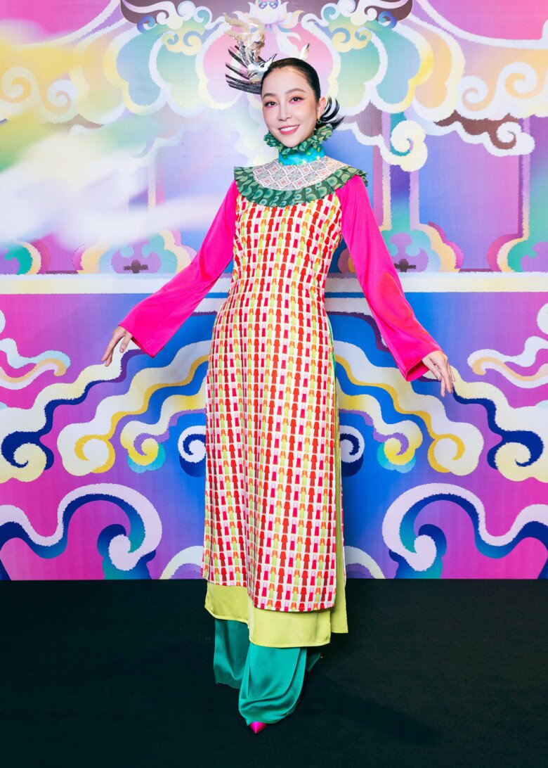 Linh Nga toả sáng như chim công làng múa thưc thụ với tà áo dài của NTK Thủy Nguyễn được phối màu đẹp mắt.