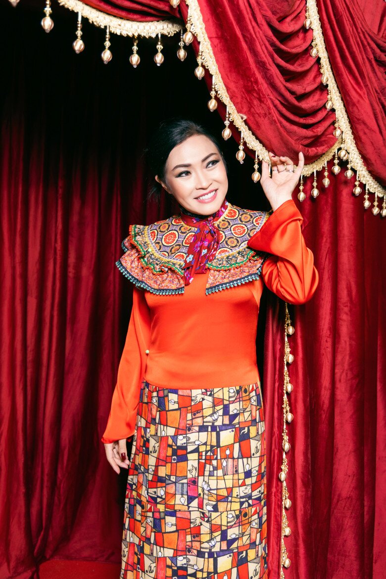 Chị đẹp Phương Thanh diện áo dài vẫn cá tính và nổi bật như thường.