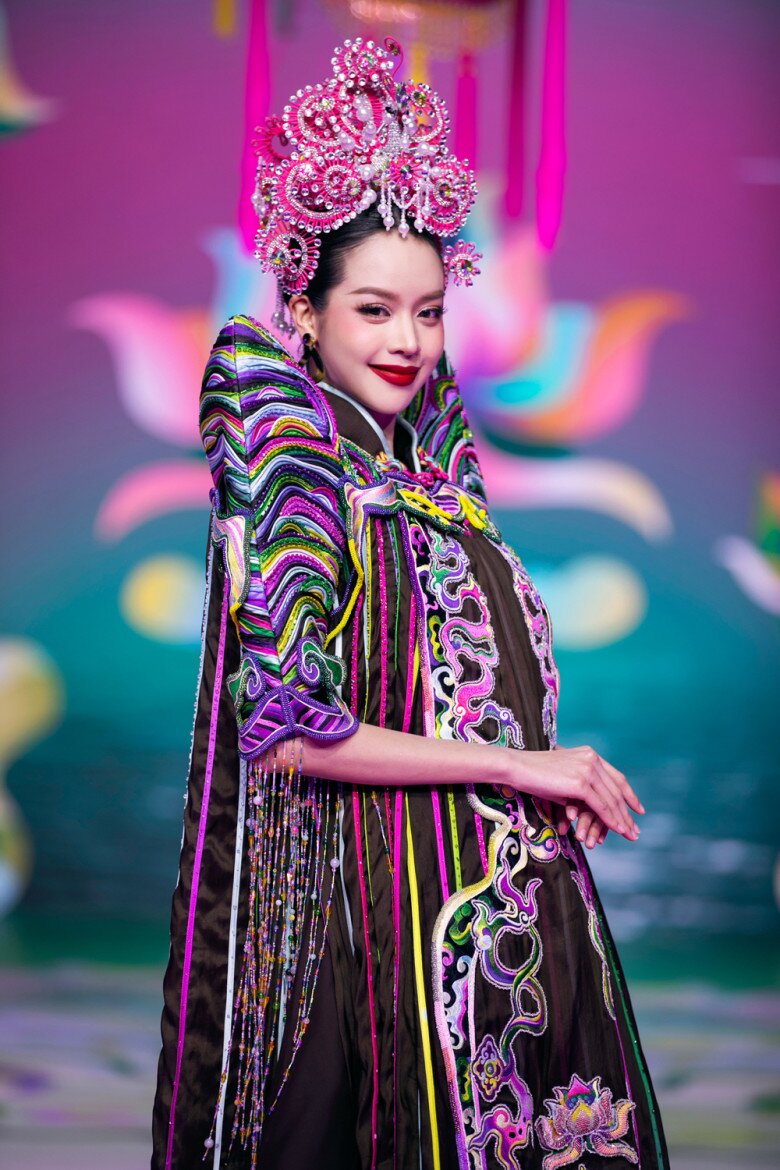 Nàng hậu Thanh Thuỷ là giai nhân kết màn 3, vẻ đẹp sắc sảo khác lạ đậm chất thời trang hơn thường ngày làm giới mộ điệu mê đắm. 