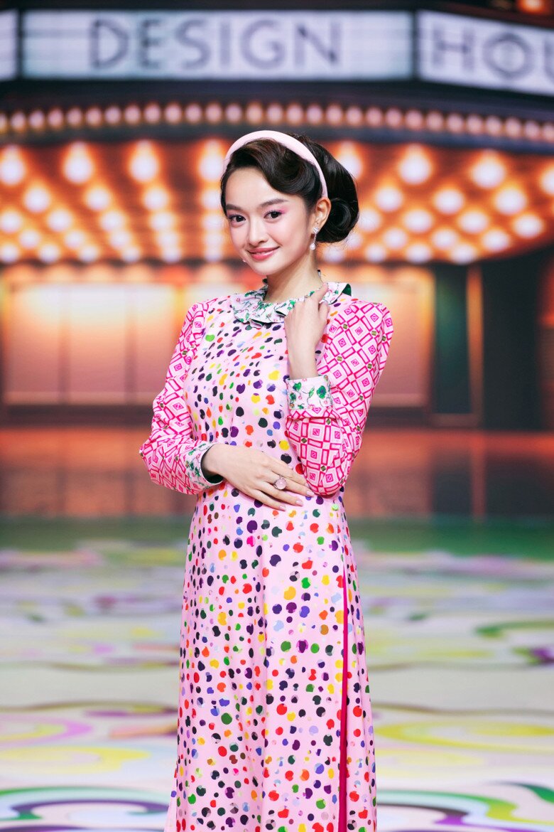 Kaity Nguyễn đẹp dịu dàng e ấp với áo dài khi lần đầu catwalk.