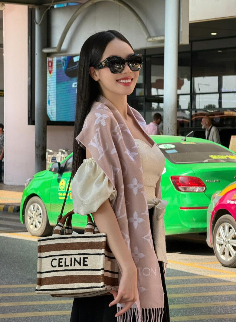 Miss International 2024 Thanh Thủy tô điểm phong cách bằng khăn Louis Vuitton 635 USD khi đi sân bay. Cô nàng còn khéo léo phối thêm một chiếc túi đeo trên vai là thiết kế chất liệu jacquard của Celine, có giá 1.800 USD (gần 46 triệu đồng).