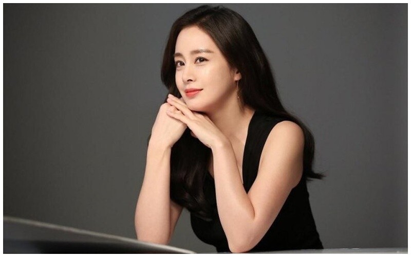 Kim Tae Hee là một trong những mỹ nhân đình đám nhất xứ Hàn. Cô kết hôn với nam nghệ sĩ Bi Rain, một người sở hữu tài sản khủng, là một đại gia bất động sản.
