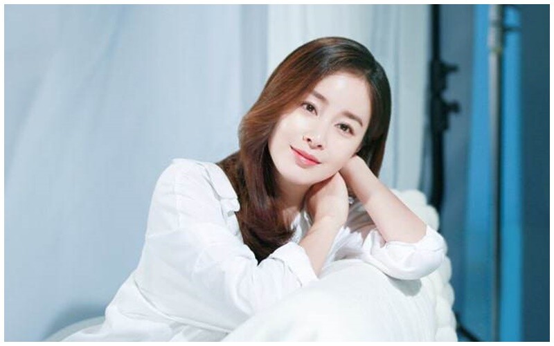 Nữ diễn viên Kim Tae Hee là bà mẹ 2 con, sở hữu vẻ ngoài trẻ trung cùng vóc dáng cân đối, thon gọn.
