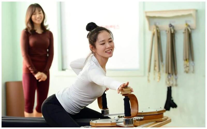 Ngoài ra, bà mẹ cũng duy trì việc tập pilates nhiều năm, nhờ thế mà cô giữ được vóc dáng cân đối khi bước sang tuổi trung niên.
