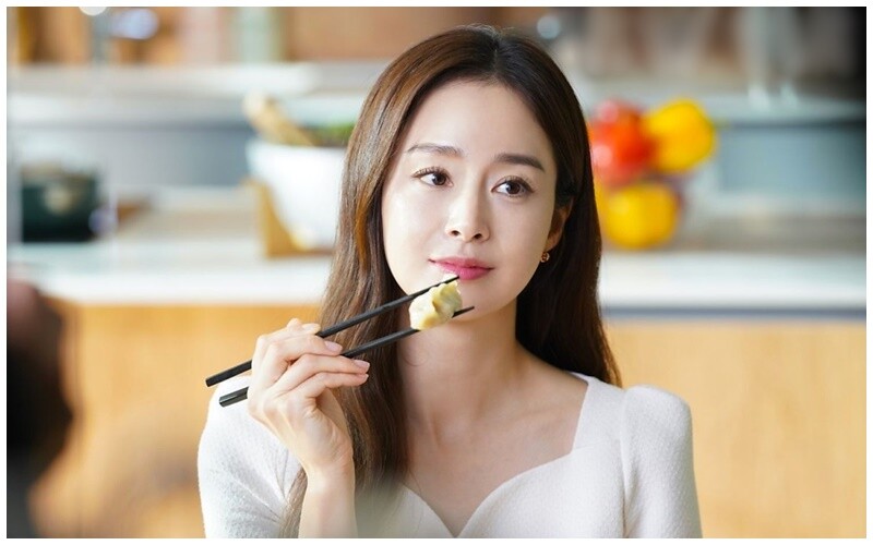 Kim Tae Hee nhấn mạnh thực phẩm mình ưu tiên lựa chọn để giảm cân là rau củ, trái cây, thịt gà. Ngoài ra, cô thường đi bộ tập thể dục để rèn luyện sức khỏe và giữ dáng. 
