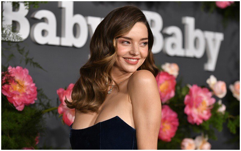 Trải qua 4 lần sinh nở, Miranda Kerr được nhận xét là ngày càng đẹp ngọt ngào hơn.
