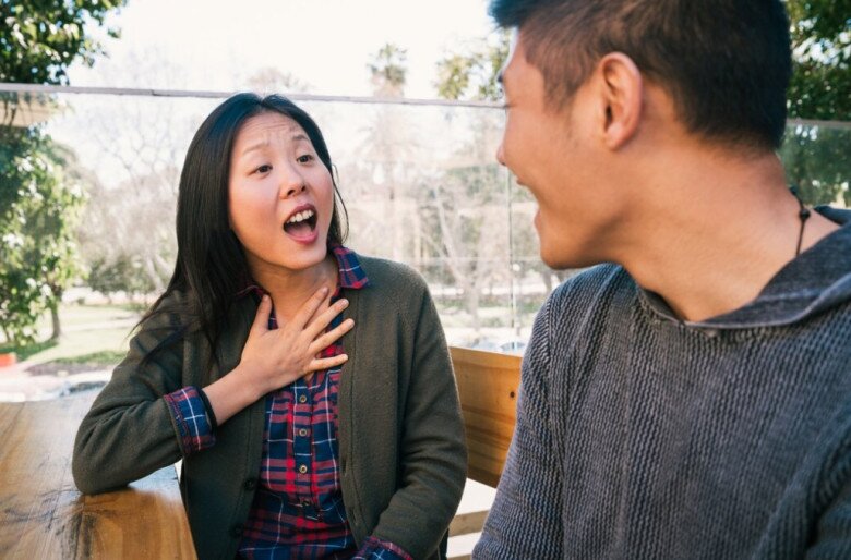 Chồng tôi là người mang nguồn thu chính về cho gia đình, anh không thể ở nhà được. (Ảnh minh họa)