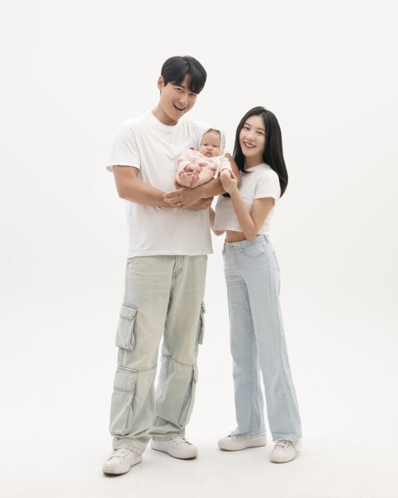 Cặp đôi hạnh phúc bên con mới sinh.