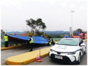 Bà bầu - Thai phụ bất ngờ sinh con trên đường cao tốc, cảnh sát vội dựng "phòng sinh" ngay trên đường
