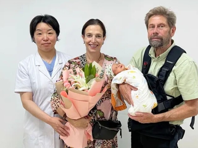 Người phụ nữ hạnh phúc khi sinh con thuận lợi.