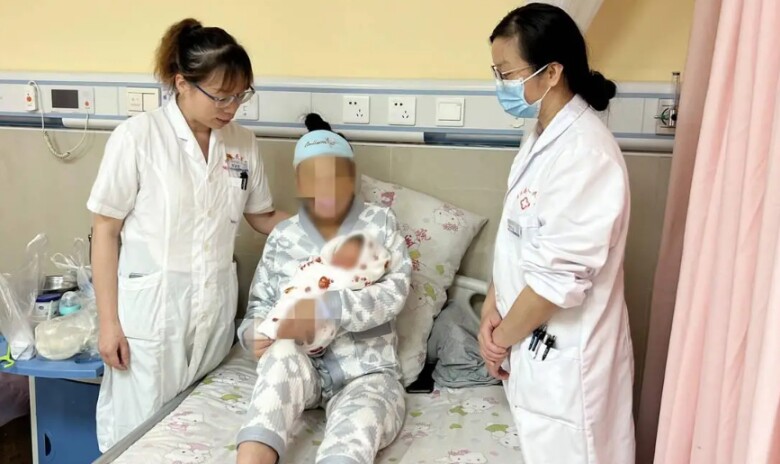 Người mẹ và con gái được xuất viện sau 4 ngày sinh.